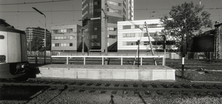 108509 Gezicht op het zuidelijke einde van één van de perrons van het Centraal Station (Stationsplein) te Utrecht, met ...